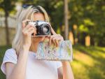 blonde-tourist-with-camera © Freepik