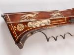 Visite-atelier des vacances « Drôles de bêtes ! » © Arquebuse à mèche de chasse Vers 1630 Bois, métal, ivoire Allemagne Collections musées de Montbéliard  J. Varlet (détail)