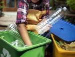 Closeup of hands separating plastic bottles © Rawpixel Ltd.
