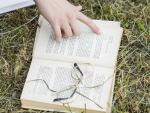hand-pointing-open-book-grass © magnific