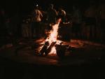 wood-burning-late-night-campfire-people © Freepik