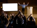 Audience applauding speaker after conference presentation © Freepik