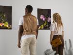 side-view-people-looking-paintings © magnific 