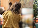 Skilled painters working together on an artwork in artistic workshop © Freepik