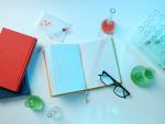 Books with chemical test tubes on the table © Freepiklibrede droit
