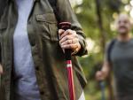Seniors trekking in a forest © Freepiik
