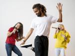 multiracial-people-singing-dancing-together © Freepik