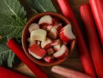 Chopped stalks of rhubarb in a bowl close-up © Freepik