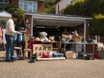 full-shot-people-garage-sale © Freepik
