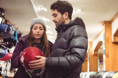 Couple shopping in a helmet shop © Freepik
