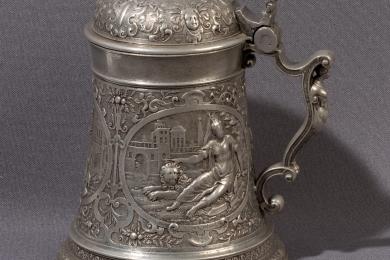 Midi du château © François Briot (attribué à) Chope Avant 1595 Étain Collections musées de Montbéliard  J. Varlet (détail)