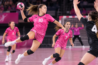 Tir fulgurant au handball en rose © chatgpt