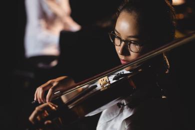 Female student playing violin © freepik