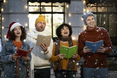 medium-shot-people-singing-together © freepik 