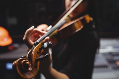Female student playing violin © Freepik