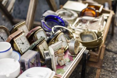 antiques-market-objects-assortment (1) © Freepik