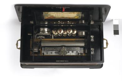Rencontre-métier © Cartel à batteries en vue : cithare, tambour, timbres, castagnettes. L’Épée, 1890-1905, Inv. 1975.1.1, collection des musées de Montbéliard.  Pierre Guenat