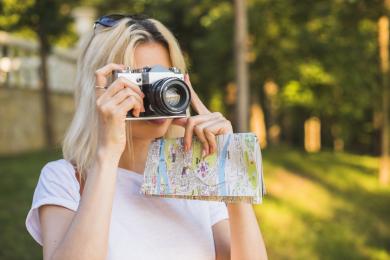 blonde-tourist-with-camera © Freepik