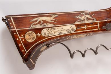 Visite-atelier des vacances « Drôles de bêtes ! » © Arquebuse à mèche de chasse Vers 1630 Bois, métal, ivoire Allemagne Collections musées de Montbéliard  J. Varlet (détail)