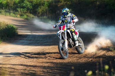 View of a riding motorcyclist at a motocross race in Chisinau, Moldova © Freepik