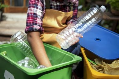 Closeup of hands separating plastic bottles © Rawpixel Ltd.