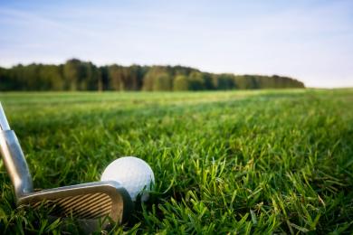 golf-club-with-ball © freepik