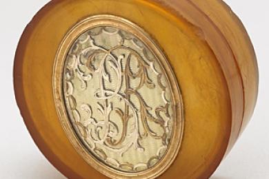 Midi du musée ' C'est dans la boite ' © Boîte au monogramme « BR » Fin 19e siècle Résine, alliage cuivreux Collections musées de Montbéliard  P. Guenat (détail)