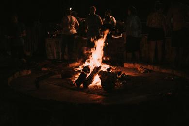 wood-burning-late-night-campfire-people © Freepik