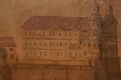 ENQUETE EN COURS ! © Anonyme, Vue du château de Montbéliard, huile sur toile, 18e siècle, collections Musées de Montbéliard. Crédits : Ville de Montbéliard.