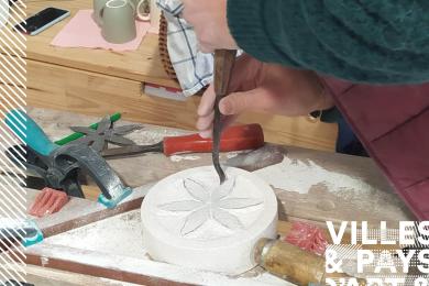 Atelier sculpture sur pierre © Mona +