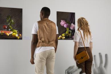 side-view-people-looking-paintings © magnific 
