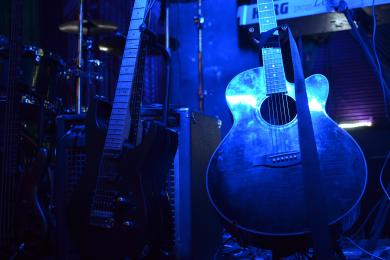 moronistaffmarie-guitar-2006563 © Pixabey
