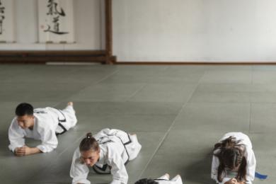full-shot-asian-people-practicing-taekwondo © Freepik