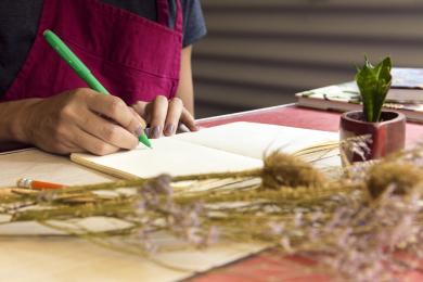 cute-arrangement-dried-plants-table © Freepik.com