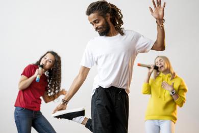 multiracial-people-singing-dancing-together © Freepik
