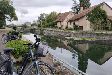 Vélo le long du Canal © Office de Tourisme du Pays de Montbéliard