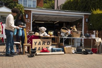 full-shot-people-garage-sale © Freepik
