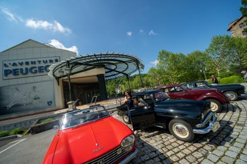 Balade en voiture ancienne devant le Musée de l'Aventure Peugeot